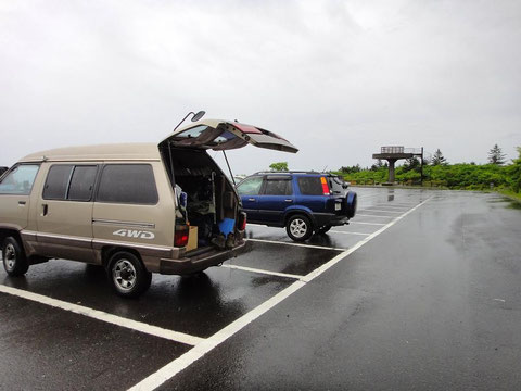 大間々駐車場・雨の中出発準備(7時ごろ)