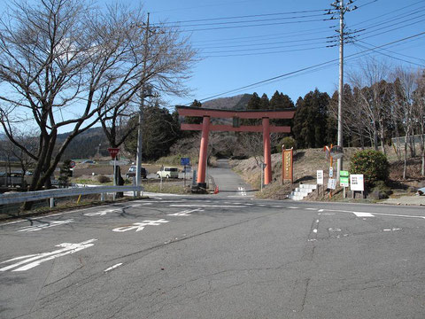 登山口へは鳥居をくぐって行くのが一般的(小生は右から来て鳥居を過ぎて右に入り遠回りした)