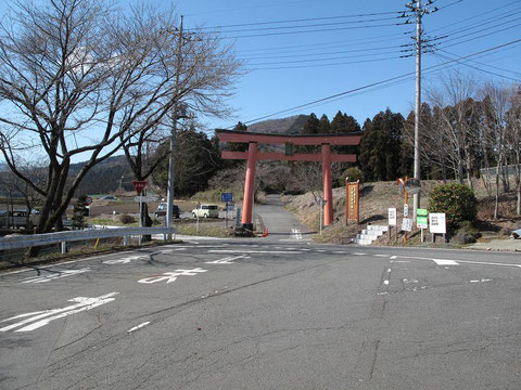 登山口へは鳥居をくぐって行くのが一般的（小生は右から来て鳥居を過ぎて右に入り遠回りした）