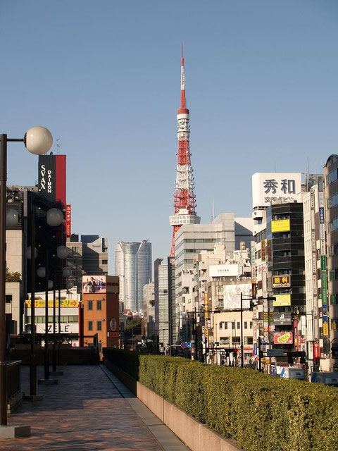 改札を出て西側歩道橋から(東京タワーと六本木ヒルズ)