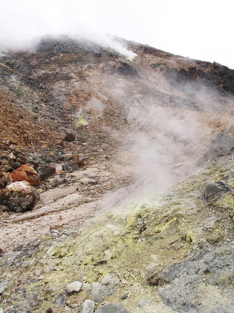 茶臼岳西斜面・あちこちから水蒸気が・・硫黄臭が・・