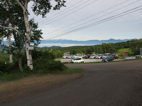 歩き始め振り返り駐車場撮影・右側にトイレ棟 標高約1590m