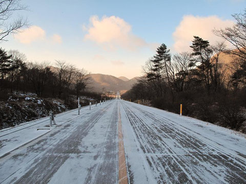 「北海道のような風景」と妻 この先に榛名湖