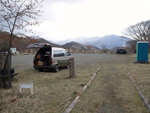 駐車場・右に仮設トイレ