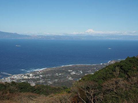 御神火茶屋駐車場から元町と富士山