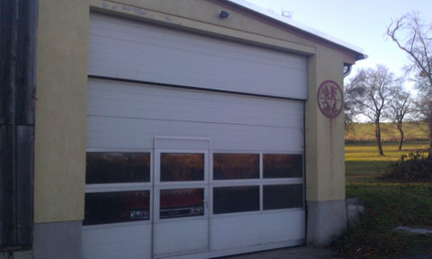 Das Gerätehaus-Hinter dem Tor zu sehen ist der ehemalige MTW. (Stand 2011)