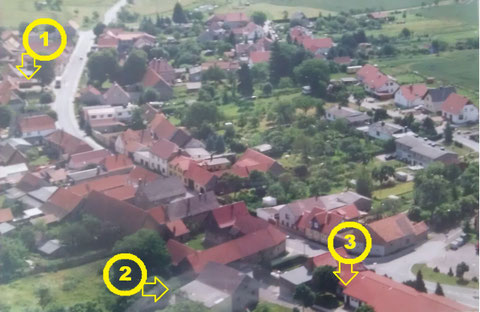 Blick über den Ort mit Lage der einzelnen Gebäude.