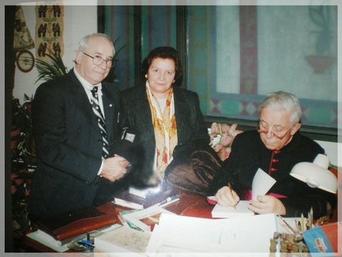 Mons. Vittorino Canciani dedica, firmandolo, un suo libro ai Duchi Spina.
