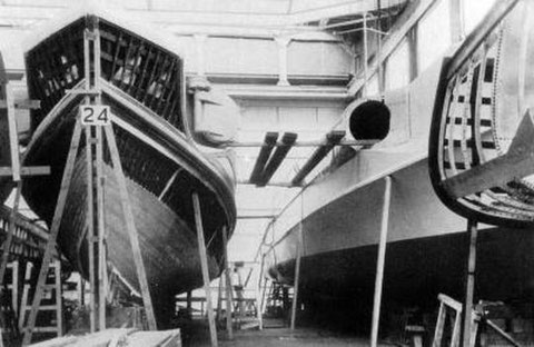 Boote während der Bauphase bei Gusto NV, Schiedam, 1941 – Foto: Archiv Nijenhuis