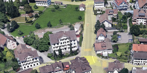 Alternativ-Standort 2: Die Wiese hinter dem alten Schulhaus Dörfli sowie das ehemalige Schulhaus selbst können für Unterkünfte genutzt werden. Bild: GoogleEarth