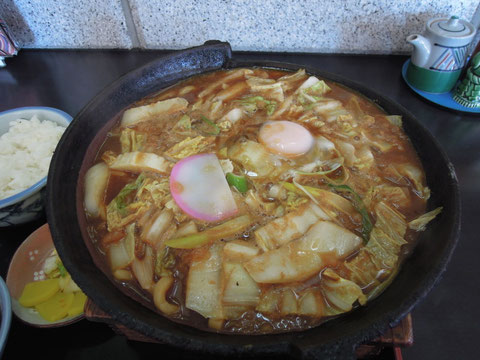 卵とかまぼこ以外では、ほとんど白菜ばかりしか入っていなかった？味噌煮込みうどんでした。隣のお客さんがここは味噌煮込みうどんが名物といってました。