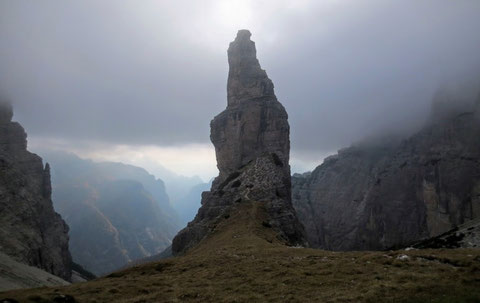 Der Campanile di Val Montanaia von Nordosten am Tag vor dem Wetterumsturz mit Wintereinbruch in unseren Alpen, der schon mit kalten Nebelschwaden die Vorboten schickt