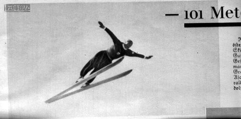 Der 18jährige Sepp "Bubi" Pradl am 15.03.1936 in Planica bei seinem Flug in die Geschichtsbücher - der erste Sprung mit Skiern über 100m!