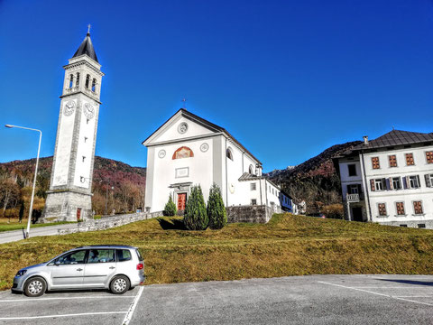  Wieder zurück beim Ausgangspunkt: Dem großen Parkplatz vor der Kirche Parrocchia della Santissima Trinità oberhalb von Ovaro