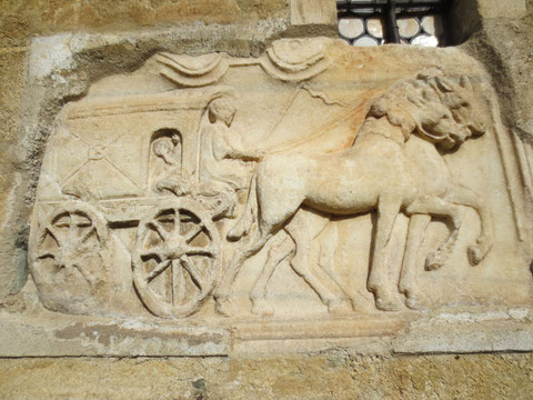 Das berühmteste römische Wagenrelief Österreichs, eingemauert in der Fassade des Maria Saaler Doms