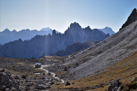 Die Lavaredohütte, ca. 30 Minuten von der Auronzohütte entfernt ist eine beliebte Zwischenstation am Dreizinnen-Rundweg