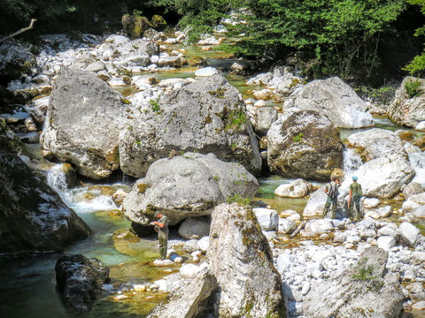 Fischer am Fluss Učja an der Grenze Slowenien / Italien