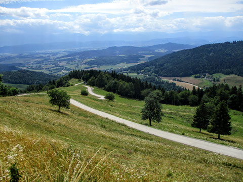 Schöner Blick vom Gipfel des Magdalensberges nach Süden und auf die zurückgelegte Strecke