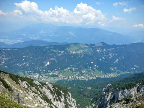 Blick vom Gipfel hinunter nach Norden ins Bleiberger Hochtal (Bad Bleiberg mit Erzberg im Hintergrund)