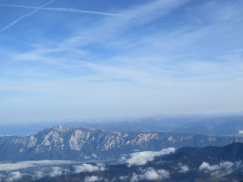 Wunderbarer Blick auf den langgezogenen Bergstock des Dobratsch, der zum Villacher Becken hin flach ausläuft