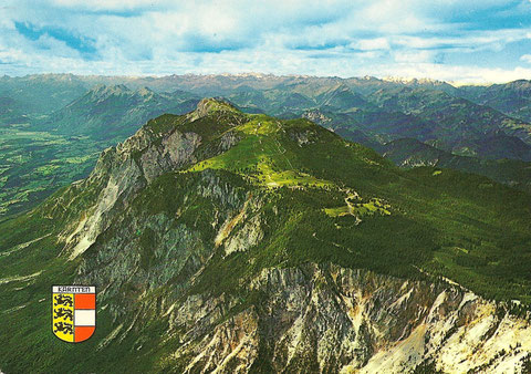 Ansichtskarte aus den 1980er Jahren, Dobratsch aus der Vogelperspektive mit Südwand und Blick ins Gailtal, im Hintergund das Panorama der Hohen Tauern