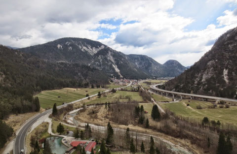 Herrlicher Blick vom Fort Hensel über das seit jeher vom Durchzugsverkehr geprägten Kanaltal Richtung Uggowitz