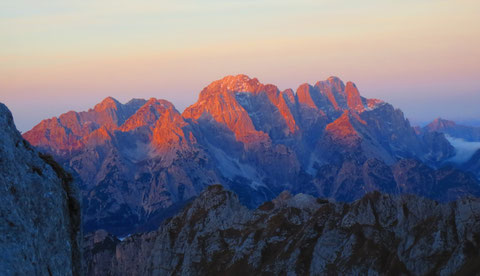 Der Wischberg (Bildmitte) vom Mangart in der spätherbstlichen Morgensonne gesehen - rechts daneben der vielzackige Montasch