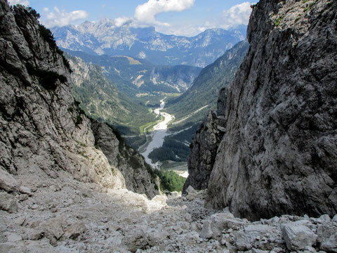 Blick zurück nach Norden über das Tal des Rio Gravon di Gleris, am Ende des Tales der kleine Weiler Aupa/Frattis, darüber die Glazzat-Alm / Malga Glazzat (1.362 m), dahinter der Hauptkamm der Karnischen Alpen