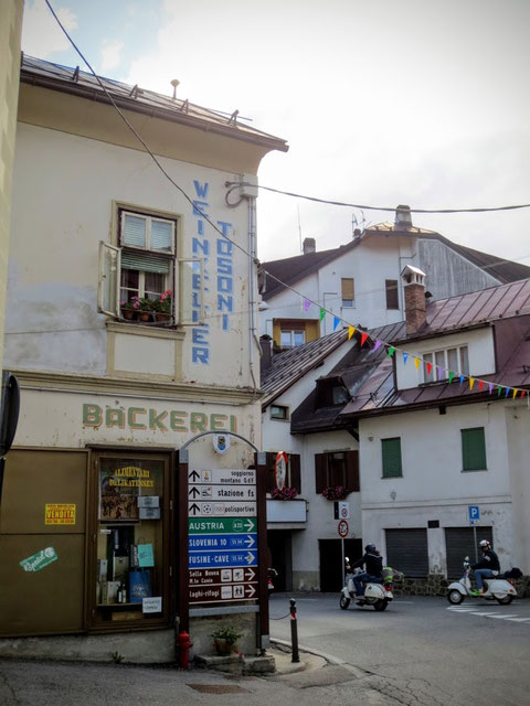 An der "engsten Stelle" von Tarvis - heute stilecht, typisch italienisch mit Vespa-Fahrern