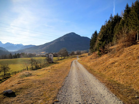 Wunderbar, wie sich die Strasse an das Gelände anschmiegt...