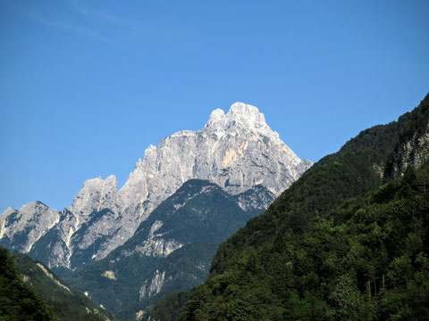 Der berühmte Blick von der Eisenbahnbrücke in Dogna auf den Montasch (Jôf di Montasio) 2.754m 