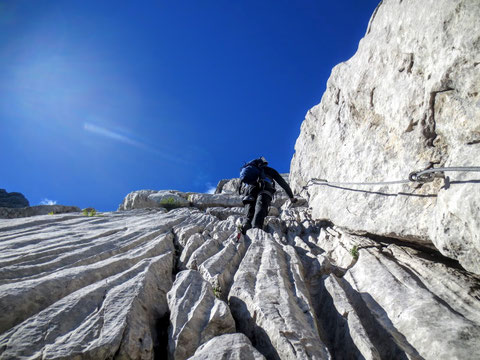 Gesteinsformen, die an ein Felsriff erinnern (Die Karnischen Alpen gehören zu den 100 wichtigsten geologischen Regionen der Erde!)