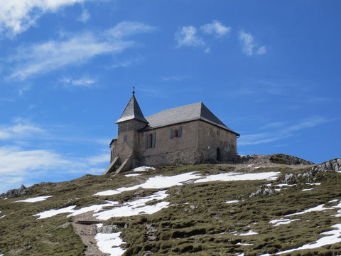  Die 2.159m hoch gelegene "Deutsche Kirche" oder "Maria am heiligen Stein" war vor Jahrhunderten die meistbesuchte Wallfahrtskirche Kärntens