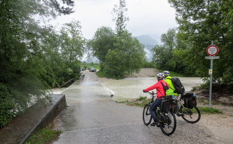 Bei Ferlach führen der Grieß- und der Waidischbach Hochwasser - wir müssen den Umweg durch die Stadt Ferlach nehmen