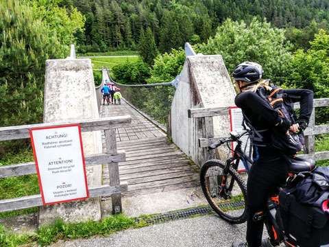 Die 2003 eröffnete Hängebrücke St. Luzia / Aich bei Bleiburg ist 140 Meter lang und führt in einer Höhe von 58 Meter über den Feistritzbachgraben