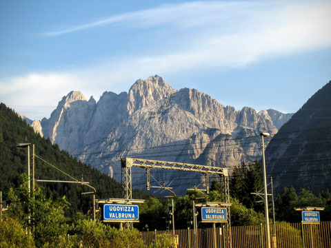 Herrlicher Blick im Abendlicht vom Bahnhof Ugovizza Valbruna auf die Wischbergruppe