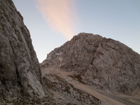 Mittig durch die deutlich sichtbare Verschneidung  verläuft der Slowenische Klettersteig duch die Westwand des Mangart