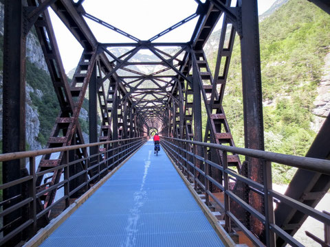 Die historische Eisenbahnbrücke Ponte di Chiusa in Chiusaforte