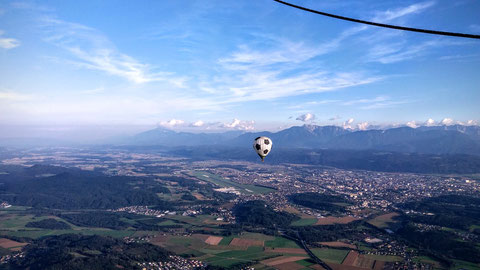 Wunderbarer Blick über Klagenfurt (in der Bildmitte der Flughafen) und den Karawanken im Hintergrund