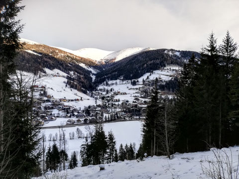 Die Ortschaft Zirkitzen -  im Hintergrund, bereits in der Sonne der 2.310m hohe Rodresnock