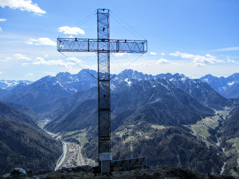 Gipfelkreuz aus Metall, Berge im Hintergrund