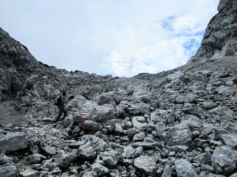 Über Geröllhalden geht es durch das Große Kar das letzte Stück hinauf zum Sanntaler Sattel auf 2.001 m