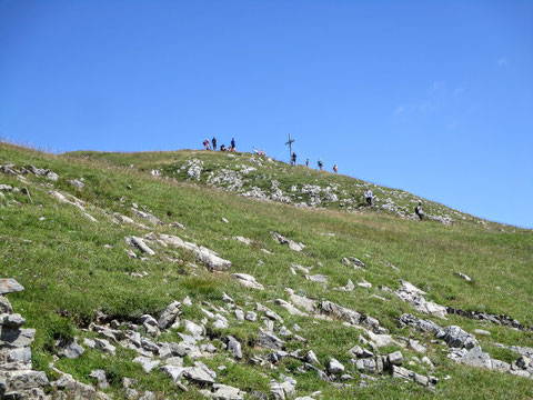 Der 2032 Meter hohe Ostgipfel des Oisternig mit dem markanten Gipfelkreuz