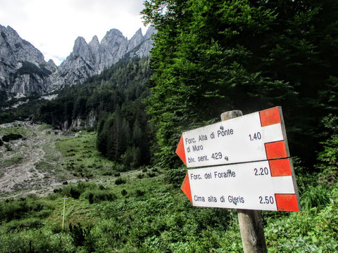 Bis hierher kann man mit dem Auto fahren. Der tiefste Einschnitt ist die Forcella Alta di Ponte di Muro 