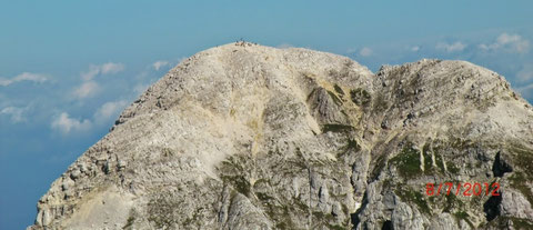 Der vielbesuchte Mangart-Gipfel vom Jalovec aus gesehen