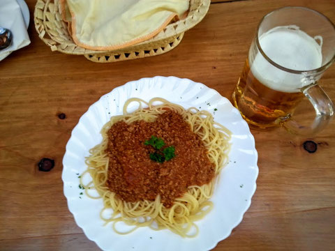 Kurze Pause unter der kühlen Weinlaube im Gasthaus Gostišče Andrejc in Soča