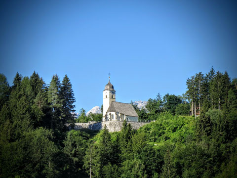 Die idyllisch an der alten Römerstraße gelegene Kirche von Coccau (dt. Goggau) bei Tarvis  (erbaut um 1100) 