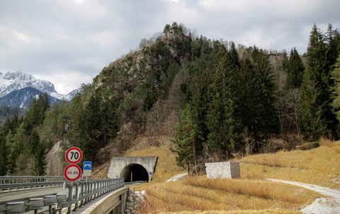 Die Ruinen der legendären Befestigungsanlage FORT HENSEL, oberhalb der SS13, die 1809 im Kampf gegen Napoleons Truppen und im zweiten Weltkrieg in die österreichische Geschichte eingegangen ist
