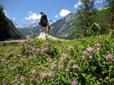 Das Denkmal für den Erschließer der Julischen Alpen - Dr. Julius Kugy - an der Vršič-Passstraße