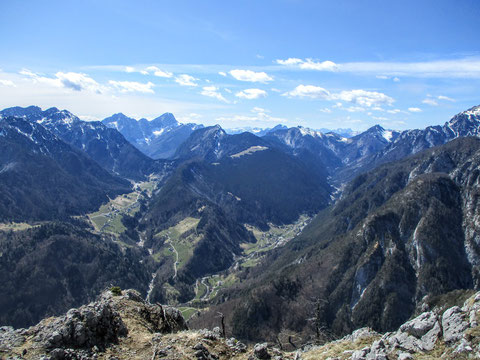 Unter uns das Aupa- und das Studena-Tal, dass zum Lanzenpass führt, dazwischen die Glazzat-Alm, im Hintergrund über dem Aupatal - Creta Grauzaria (2.065m) und Monte Sernio (2.187m)